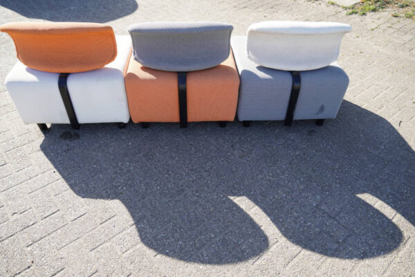 driezitsbank oranje grijs wit drie fauteuils